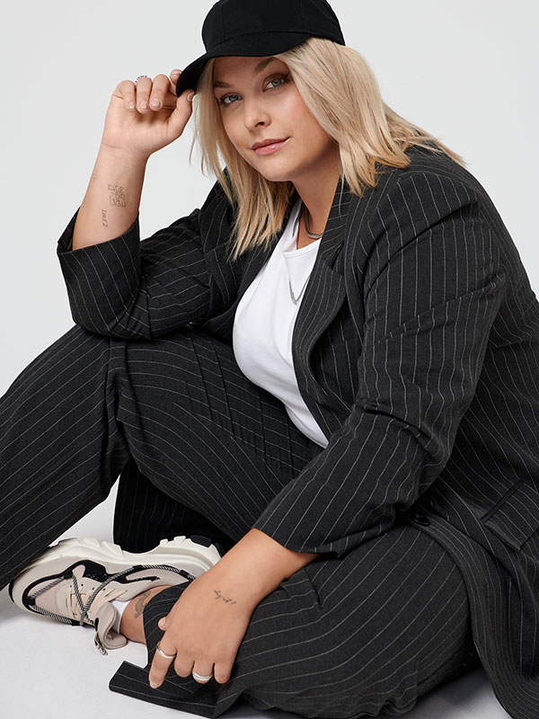 CARBRIE - Plus Size Kostuumbroek fra Only Carmakoma