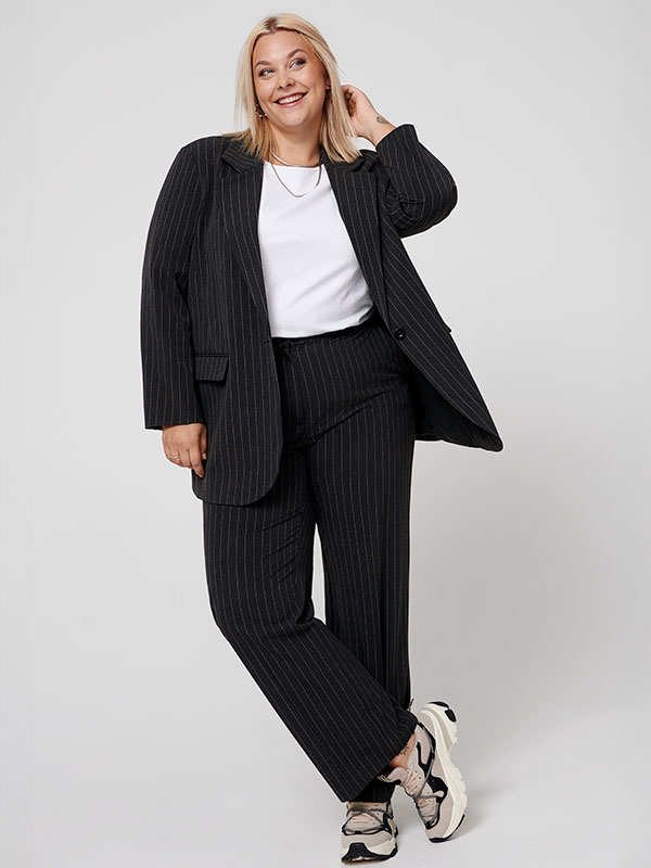 CARBRIE - Plus Size Kostuumbroek fra Only Carmakoma