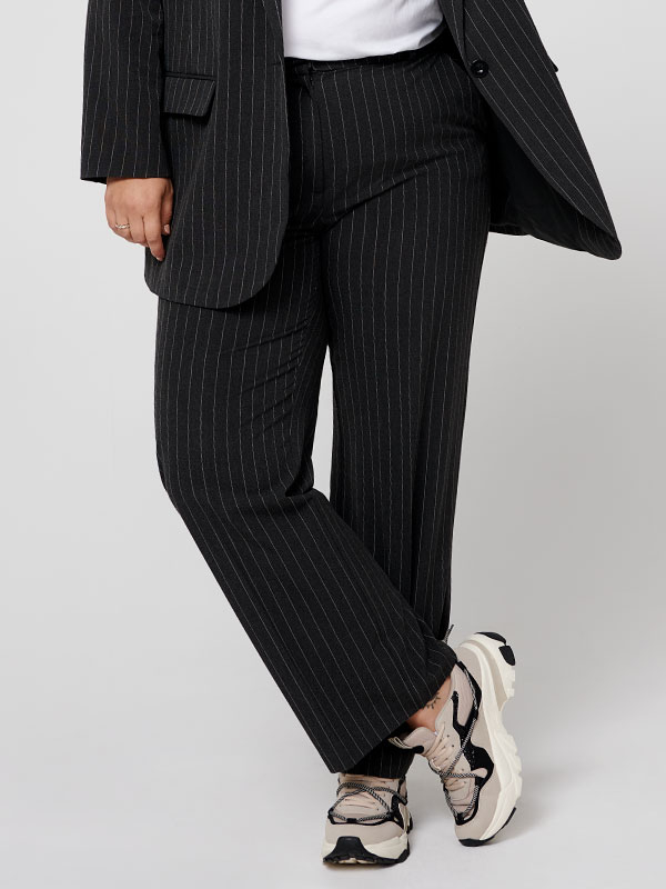 CARBRIE - Plus Size Kostuumbroek fra Only Carmakoma