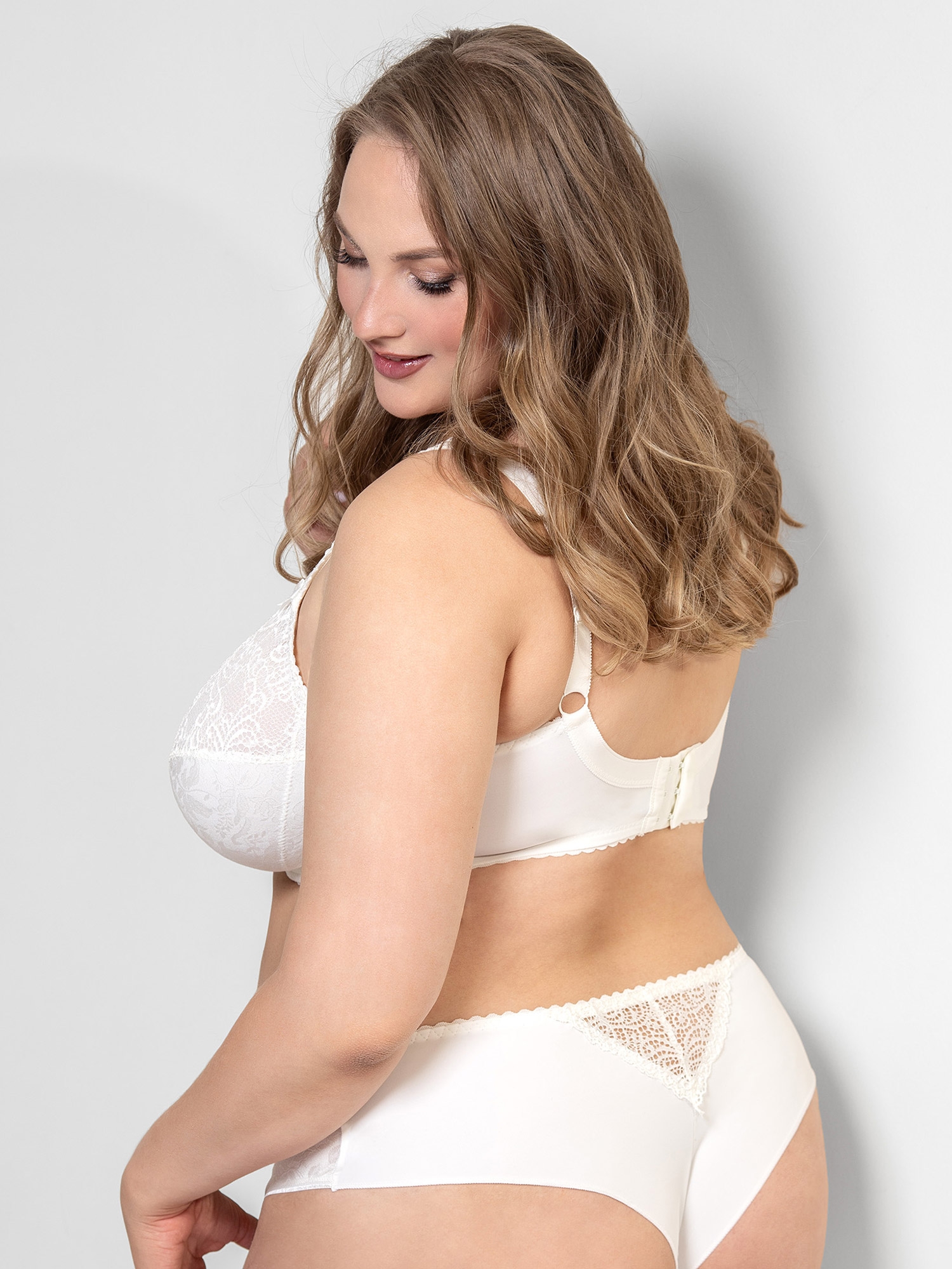 BEATE PLAIN - Plus Size Bh met beugel fra Plaisir
