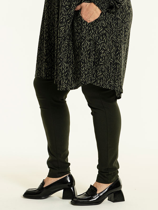 CLARA - Plus Size Broek fra Gozzip