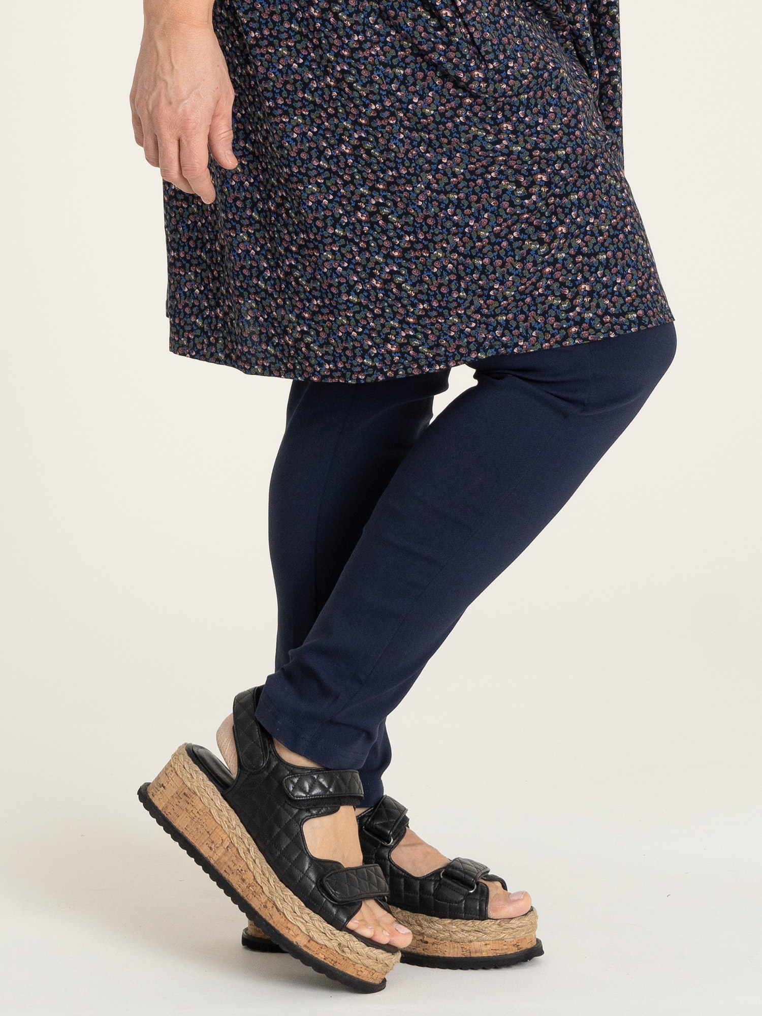 CLARA  - Plus Size Broek fra Gozzip