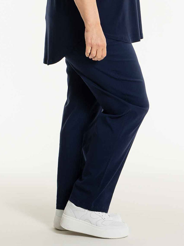 CLARA - Plus Size Broek fra Gozzip
