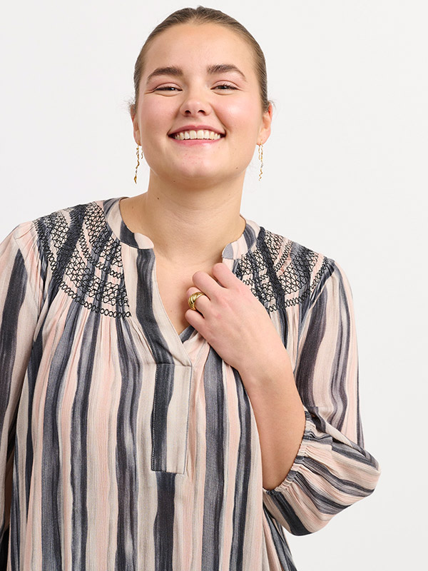 ADDIDDE - Plus Size Jurk fra Adia