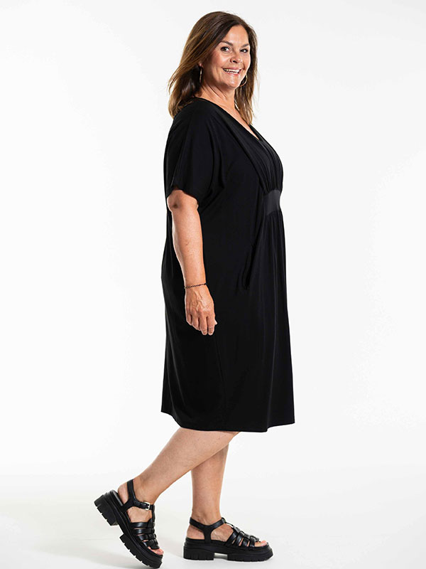 BELINA - Plus Size Jurk fra Gozzip