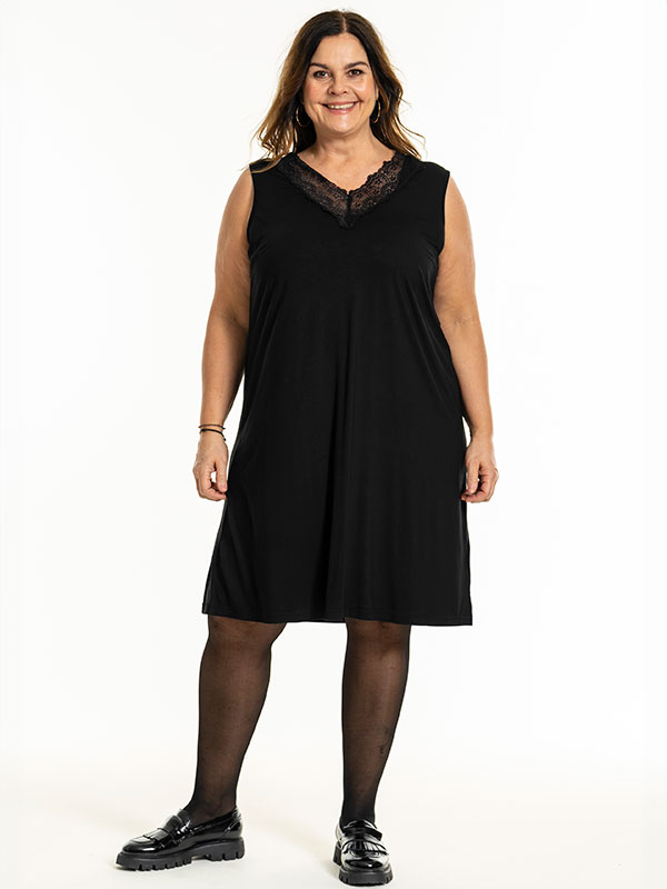 GEOGINA - Plus Size Jurk fra Gozzip
