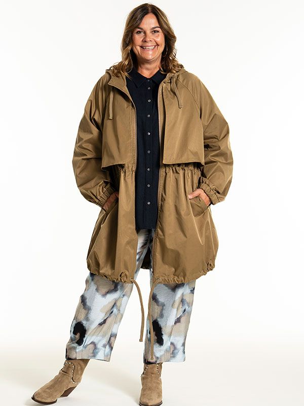 JUDIE - Plus Size Jas fra Gozzip