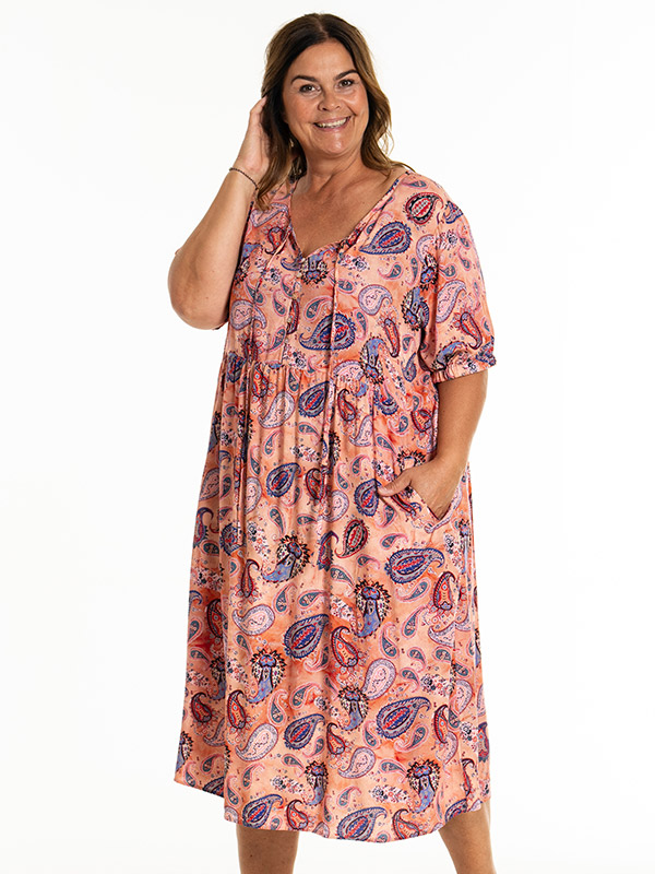 KARNELIA - Plus Size Jurk fra Gozzip