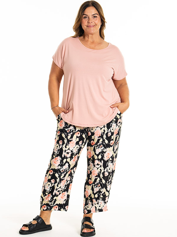 GILA - Plus Size Broek fra Gozzip