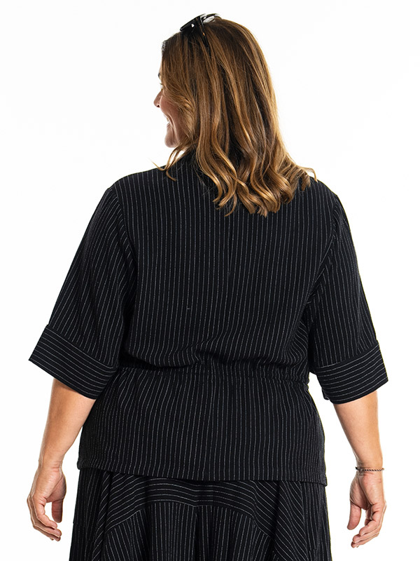KATARINA - Plus Size Jas fra Gozzip