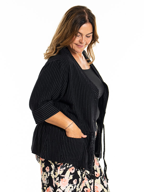 KATARINA - Plus Size Jas fra Gozzip