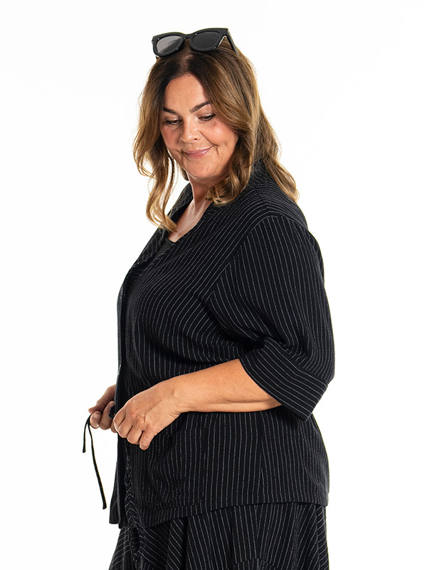 KATARINA - Plus Size Jas fra Gozzip