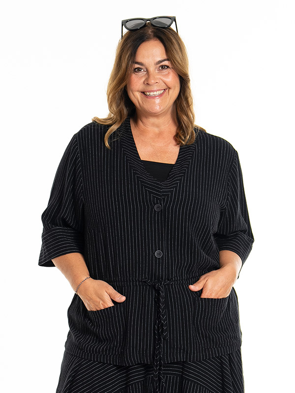 KATARINA - Plus Size Jas fra Gozzip
