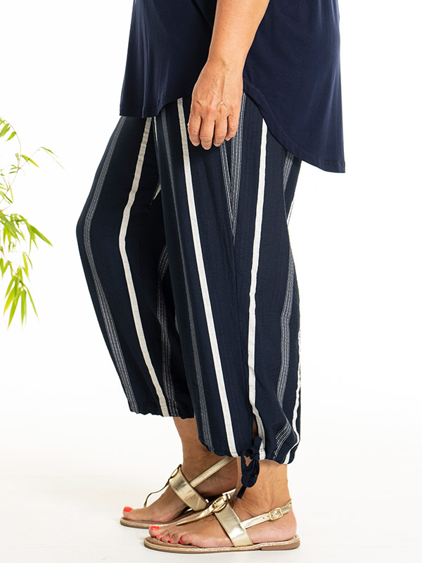 AUGUSTA - Plus Size Broek fra Gozzip