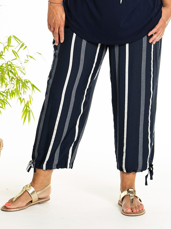 AUGUSTA - Plus Size Broek fra Gozzip