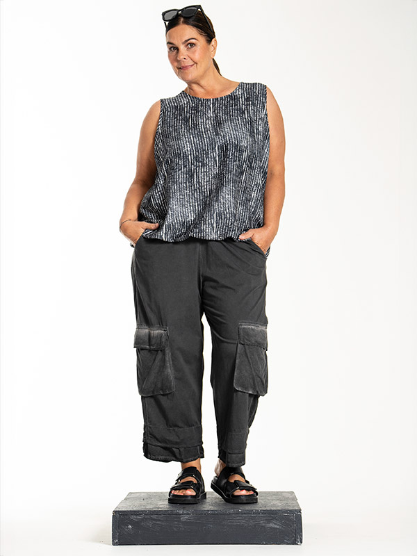 LEANETTE - Plus Size Broek fra Gozzip Black