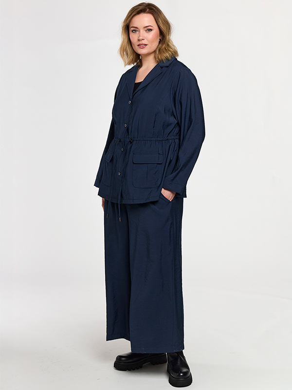 GMELLA - Plus Size Jas fra Gozzip