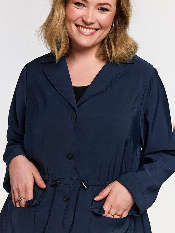 GMELLA - Plus Size Jas fra Gozzip