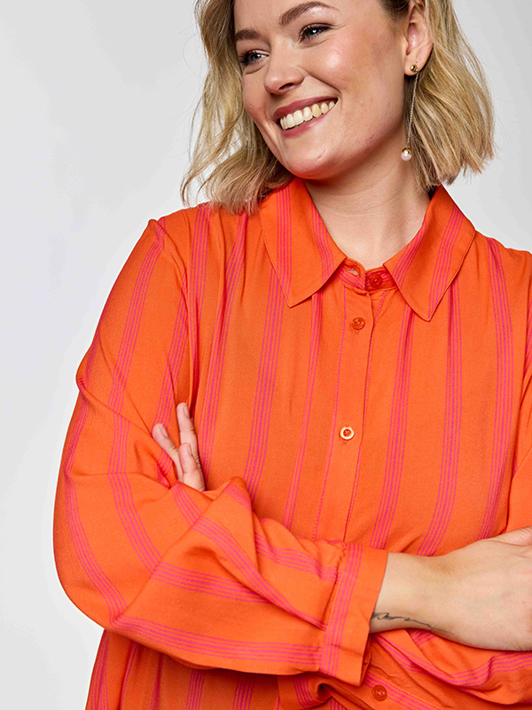 GNATASJA - Plus Size Overhemd fra Gozzip