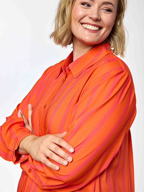 GNATASJA - Plus Size Overhemd fra Gozzip