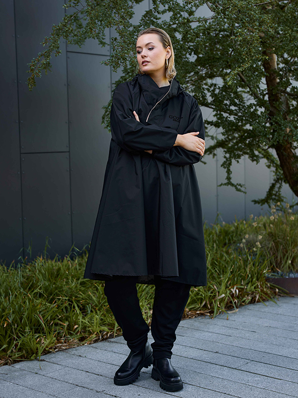 RAIN - Plus Size Poncho fra Gozzip Black