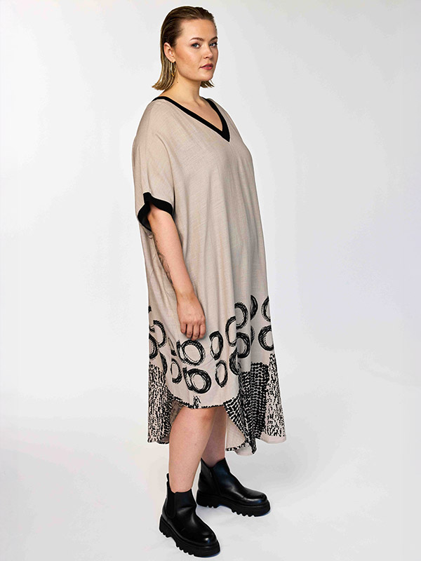 GNIA - Plus Size Jurk fra Gozzip Black