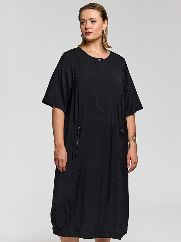 GHAZEL - Plus Size Jurk fra Gozzip Black