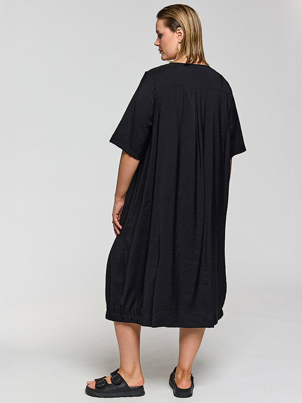 GHAZEL - Plus Size Jurk fra Gozzip Black