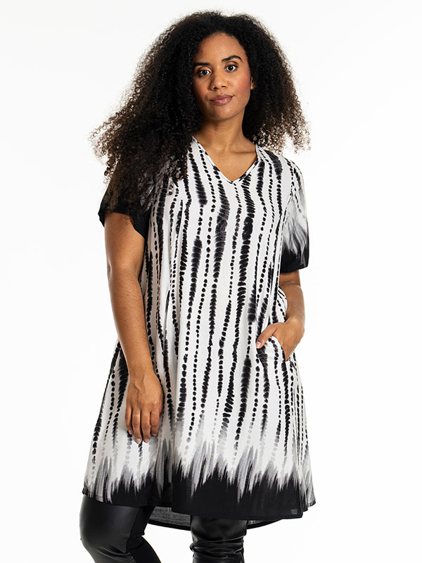 BIRGITTE - Plus Size Jurk fra Studio