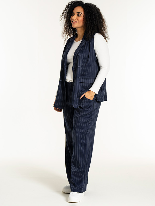 NAIA - Plus Size Vest fra Studio