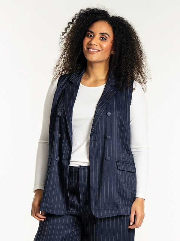 NAIA - Plus Size Vest fra Studio