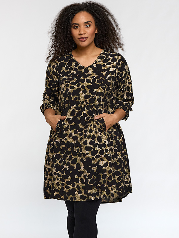 SBIRGITTE - Plus Size Jurk fra Studio