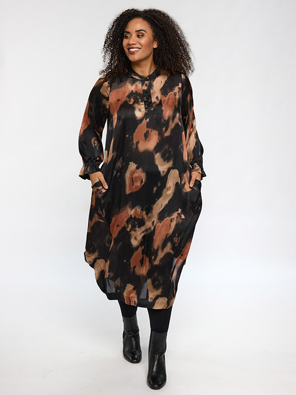 SCECILIE - Plus Size Jurk fra Studio