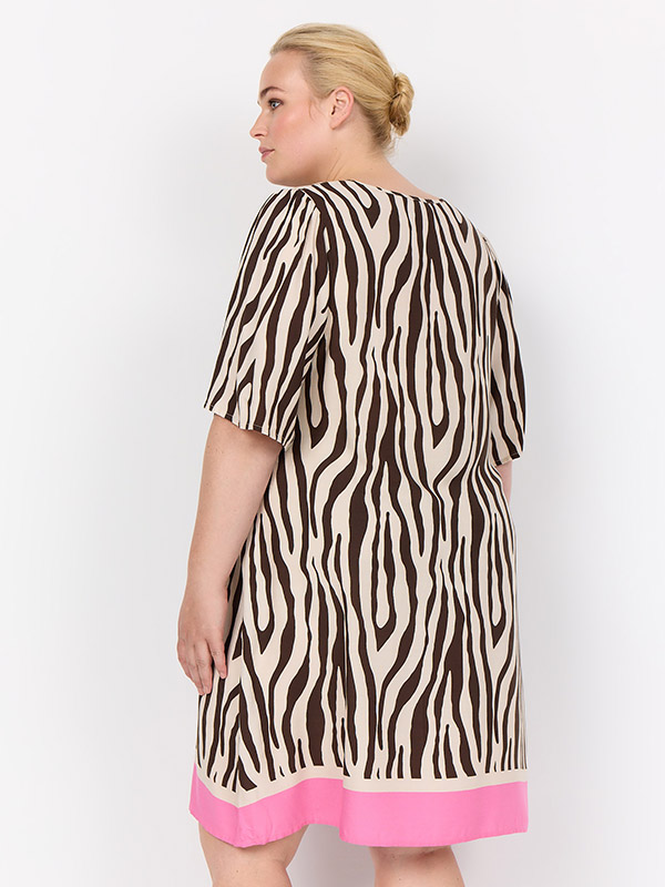 WA-MANDIE - Plus Size Jurk fra Wasabi Concept