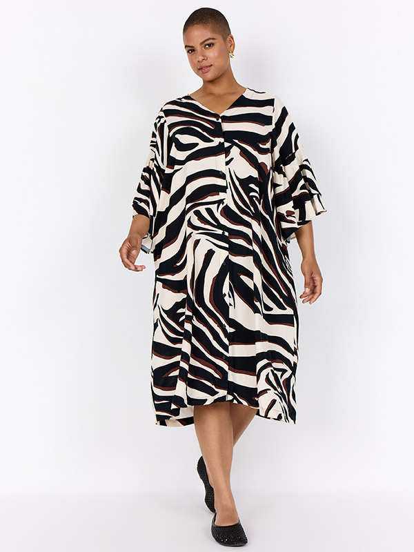 WA-SALMA - Plus Size Jurk fra Wasabi Concept