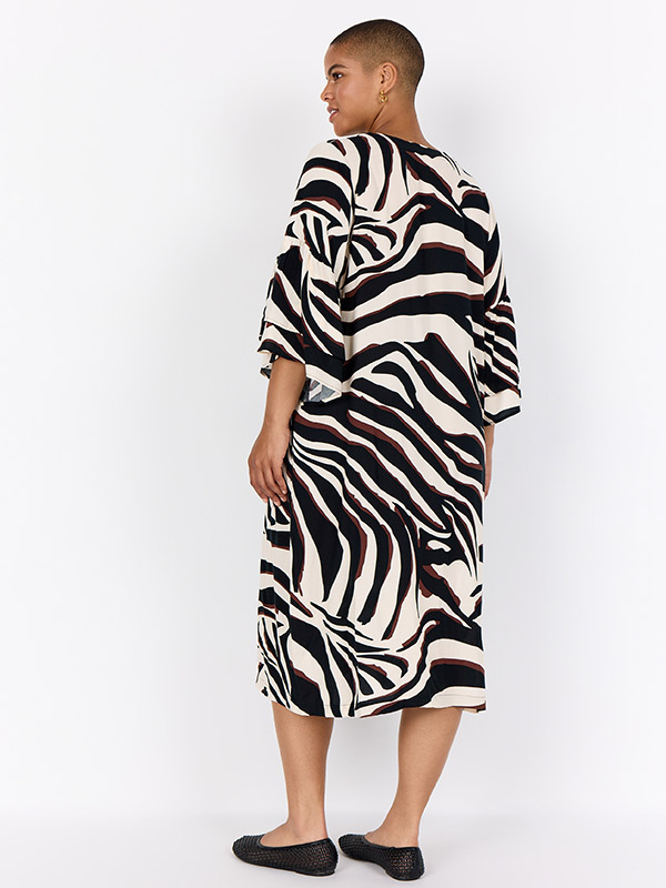 WA-SALMA - Plus Size Jurk fra Wasabi Concept