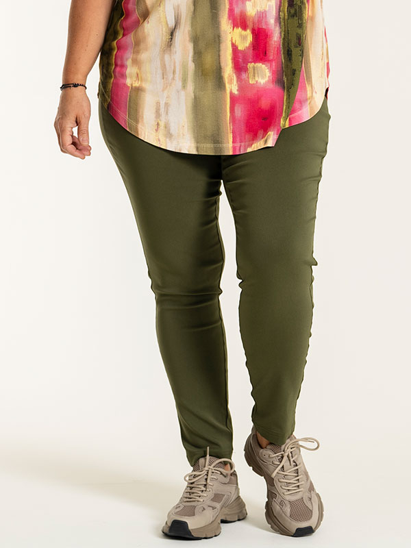 CLARA - Plus Size Broek fra Gozzip
