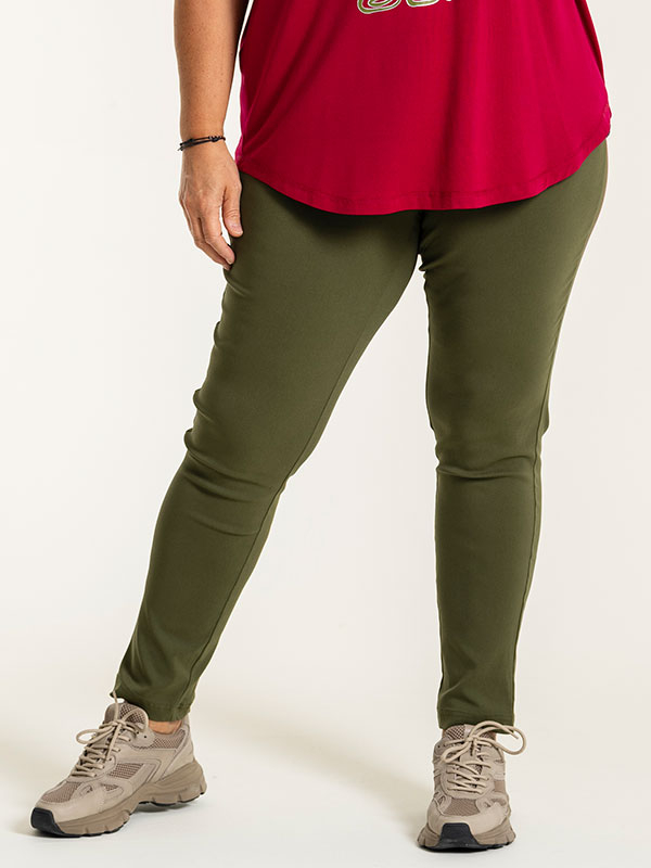 CLARA - Plus Size Broek fra Gozzip