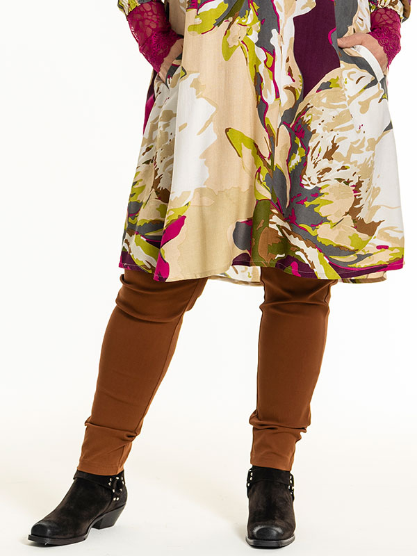CLARA - Plus Size Broek fra Gozzip